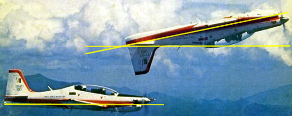 Fig.15b Condensation montrant l'air souffl sous les ailes. Les vortex d'ailes sont aussi visibles.